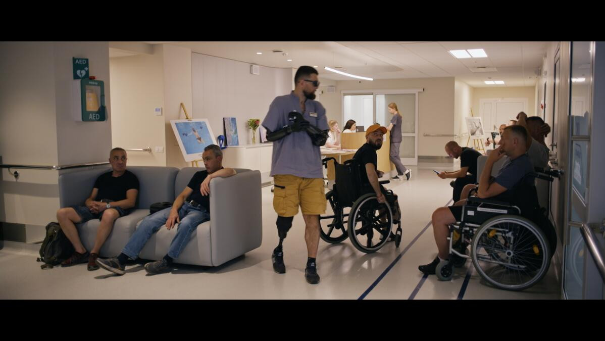 Des soldats en convalescence dans le hall de l'hôpital baptisé « Superhumans »